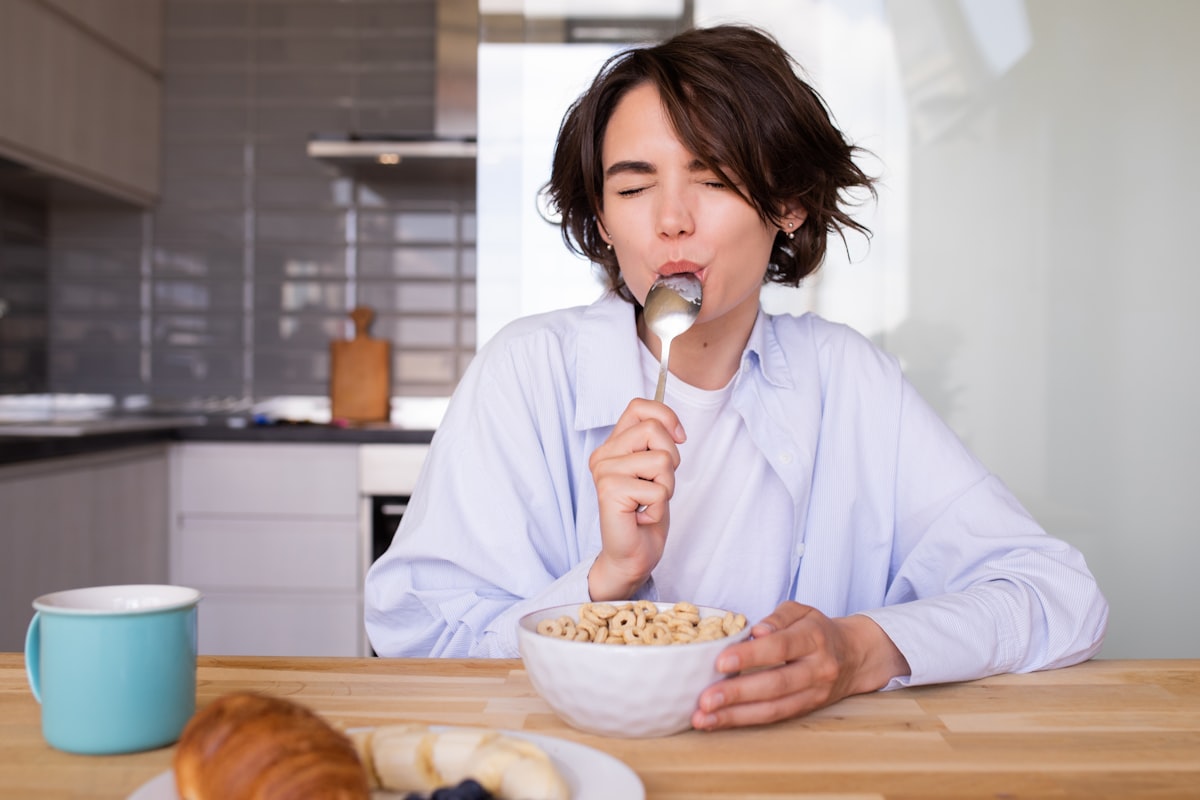 Colazione completa con bevanda calda e croissant integrale