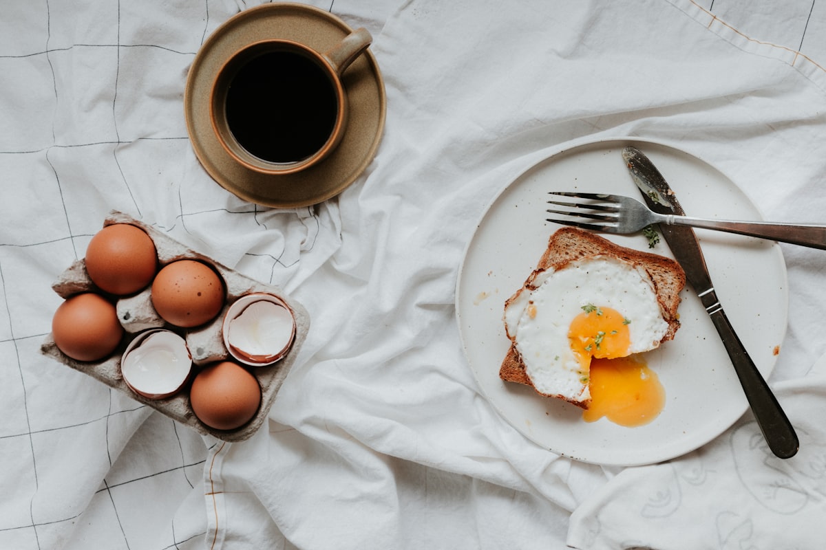 Caffè espresso e colazione proteica in una cucina moderna